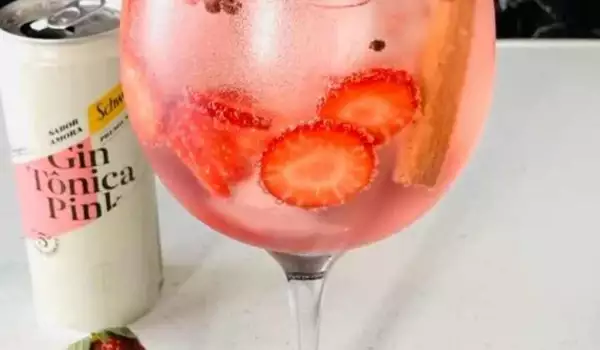 Cocktail cu gin roz și căpșuni