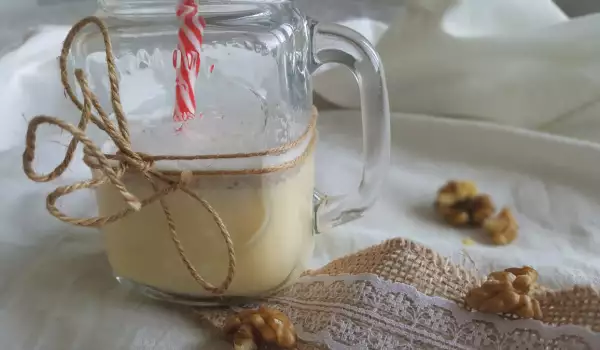 Cocteil fortifiant cu ou crud, lapte și miere