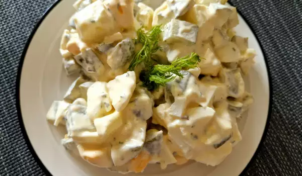 Salată cu castraveți murați și ouă