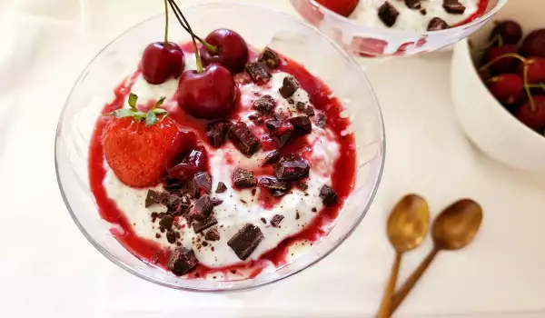 Crema de lapte cu cireșe și căpșuni