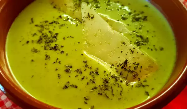 Supă cremă de dovlecei și avocado, cu brânză aromată