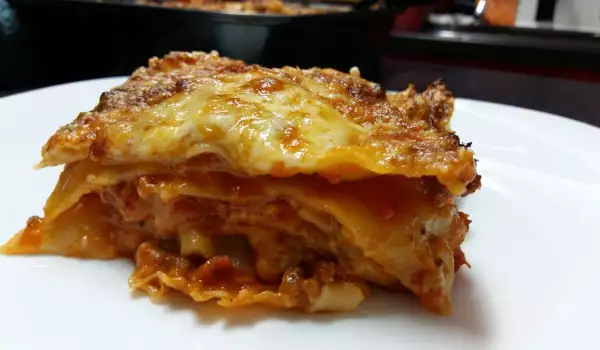 Lasagna cu carne tocată și sos Bechamel