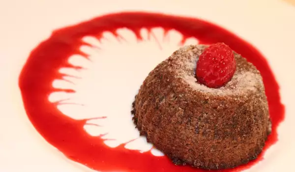 Lava cake cu sos de zmeură