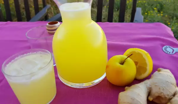 Apă aromată de lămâie, măr, ghimbir și țelină