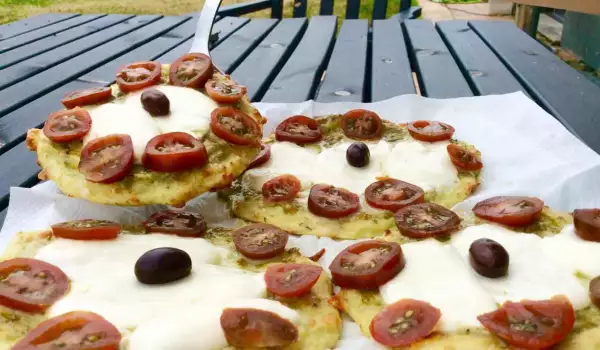 Mini pizze Caprese cu dovlecei