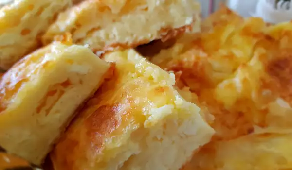 Plăcintă cu iaurt, smântână și brânză