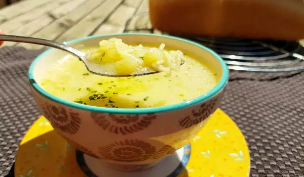 Supă de cartofi cu lapte și coriandru