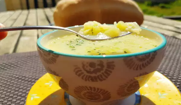 Supă de cartofi cu lapte și coriandru