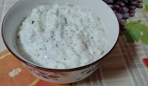 Salata de iaurt cu dovlecei și mărar