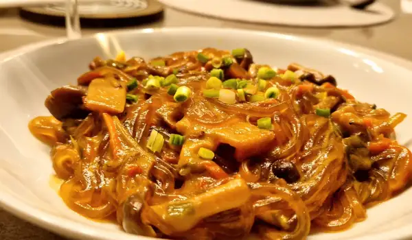 Noodles de cartofi dulci cu praz si legume