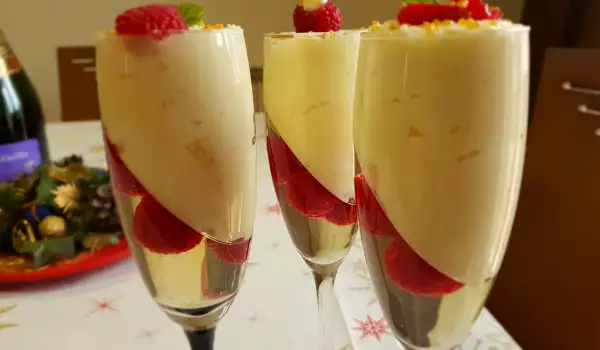 Mousse de ciocolată albă de Anul Nou, cu șampanie și zmeură