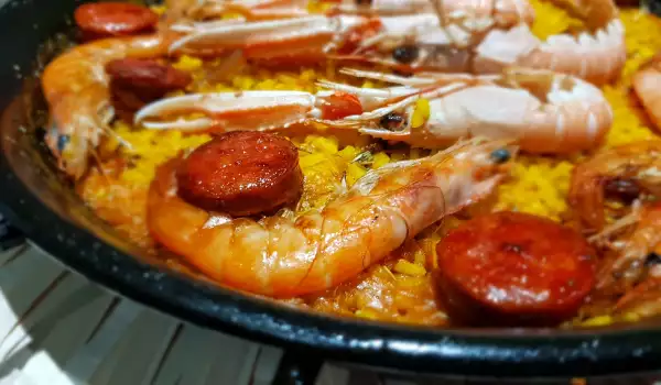 Paella cu creveți și chorizo