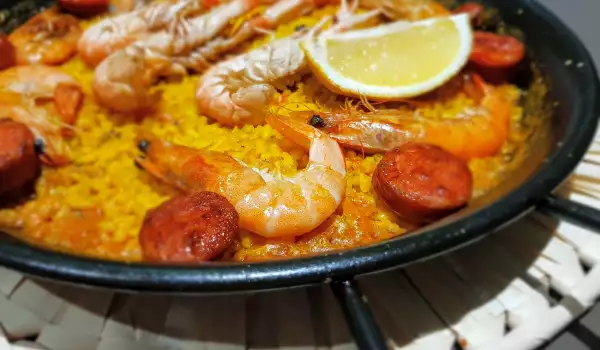 Paella cu creveți și chorizo