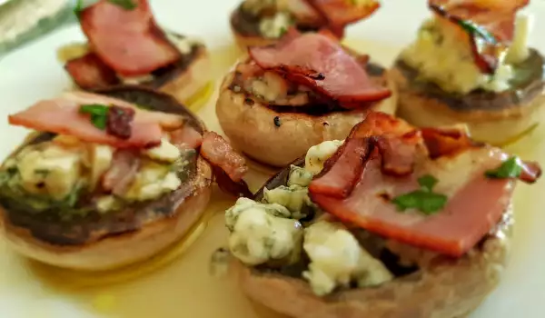 Ciuperci umplute cu bacon și brânză albastră