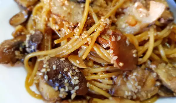 Spaghete prăjite cu ciuperci și susan