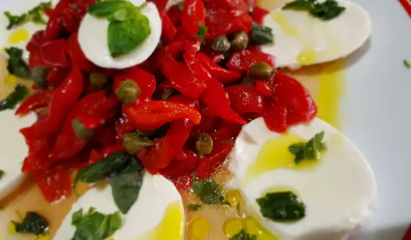 Salată cu ardei copți, mozzarella și capere