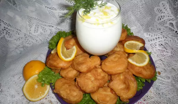 Nuggets de pui în panadă pufoasă de lămâie și sos de lapte și usturoi