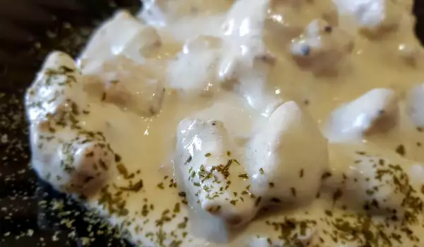 Bucățele de pui cu sos de smântână