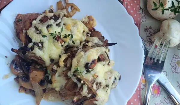Fripturi de pui cu ceapă și ciuperci