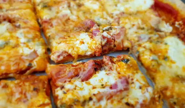 Pizza cu smântână, bacon și brânzeturi