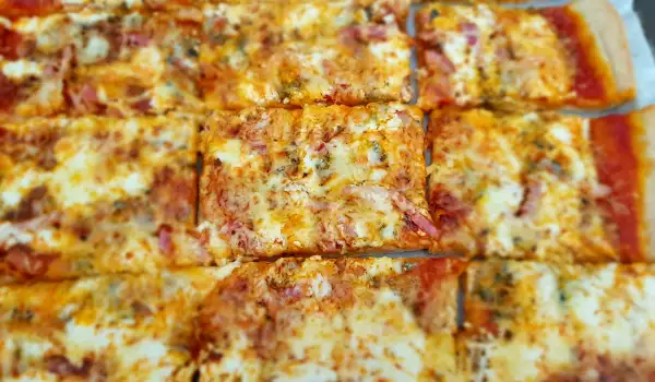 Pizza cu smântână, bacon și brânzeturi