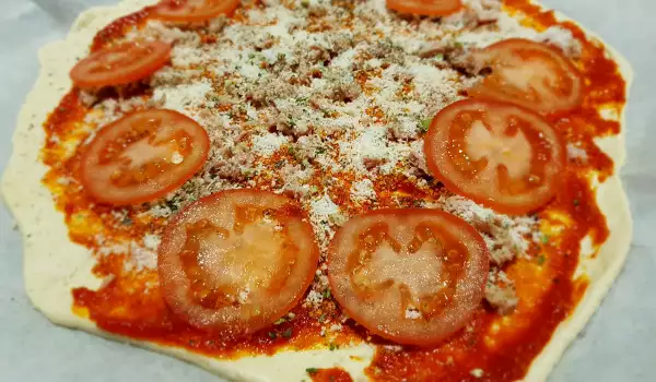 Pizza cu ton, parmezan și roșii