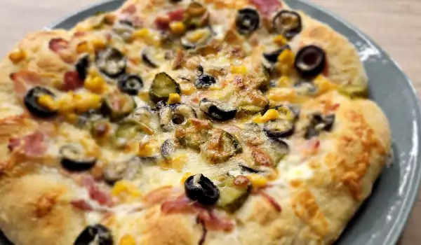 Pizza cu șuncă și porumb