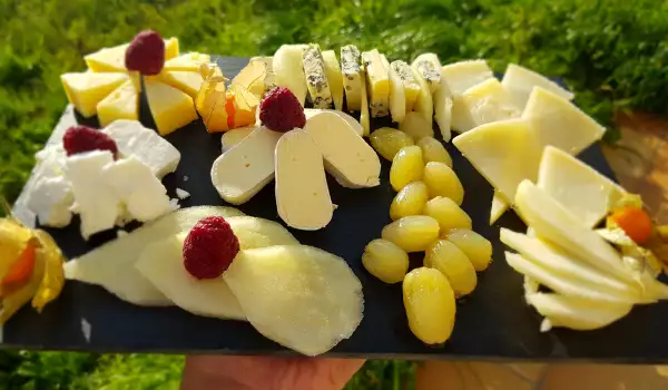 Platou cu brânzeturi și fructe pentru oaspeți