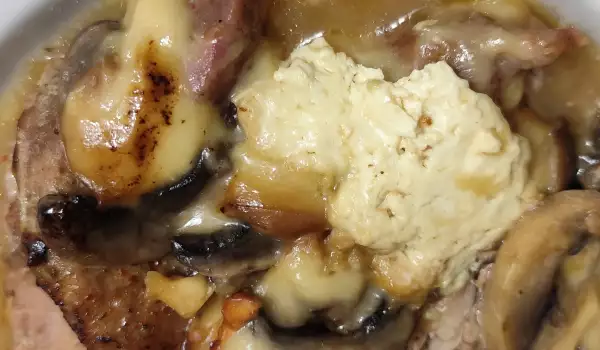 Spată de porc cu brânză topită și ciuperci