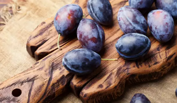 Prune albastre proaspete