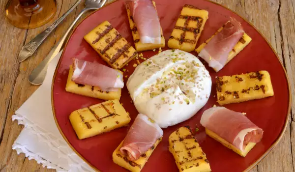 Mămăligă friptă cu burrata și prosciutto