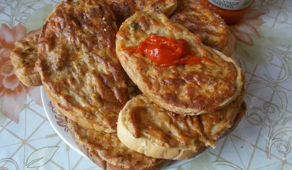 Cele mai gustoase tartine cu carne tocată la cuptor