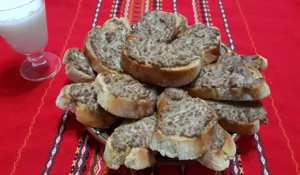 Sandvișuri calde cu carne tocată, ouă, cașcaval și unt