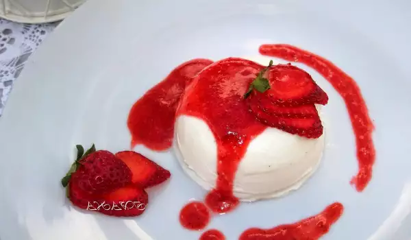 Panna cotta cu sos de căpșuni