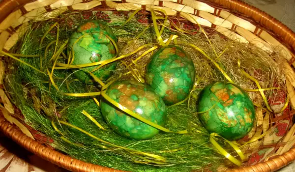 Ouă de Paște marmorate, cu foi de ceapă
