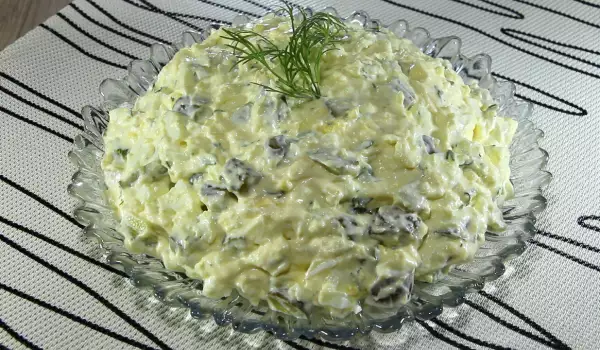 Salată festivă cu ouă, brânză și castraveți