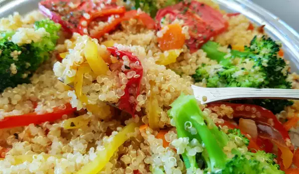 Mâncare de post cu quinoa și legume