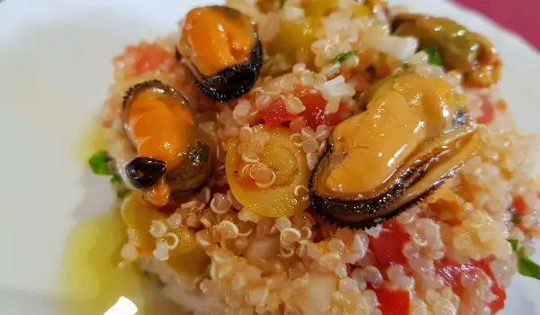 Salată mediteraneană cu scoici, măsline și quinoa
