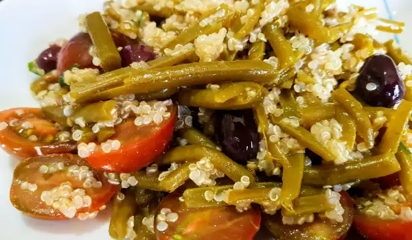 Salată caldă de fasole verde și quinoa