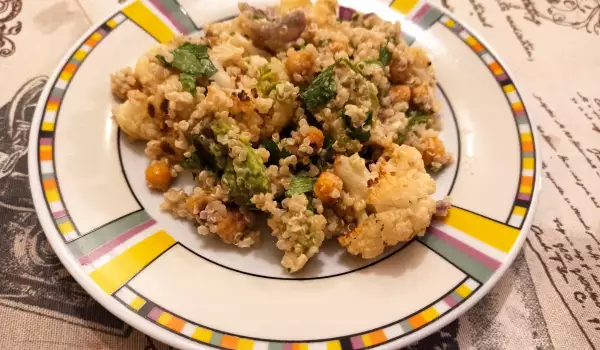 Salată de conopidă și quinoa, cu dressing de tahini