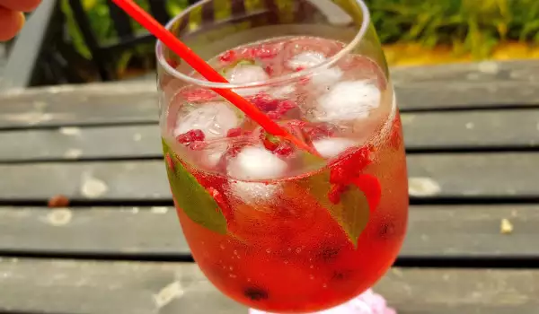 Cocktail de fructe, cu vin alb
