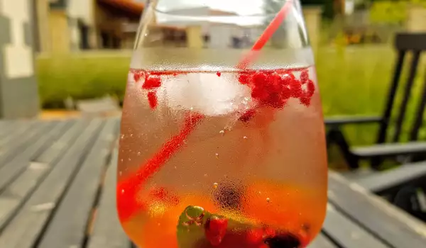 Cocktail de fructe, cu vin alb