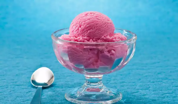 Înghețată cu rubarbă și ghimbir