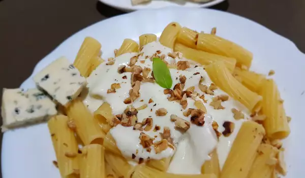 Rigatoni Roquefort cu nuci