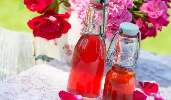 Apa de trandafir - la ce este benefică și cum să o utilizăm