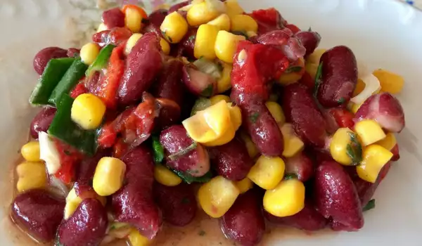 Salată cu fasole roșie și porumb