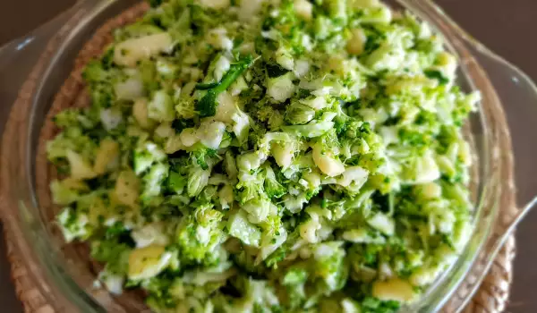 Salata vitaminizantă cu broccoli, dovlecei și mere