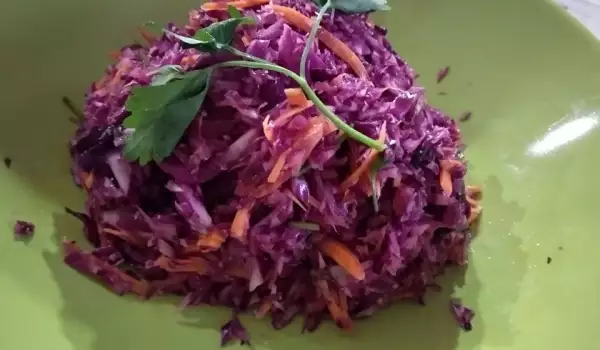 Salată de varză roșie cu morcovi și pătrunjel