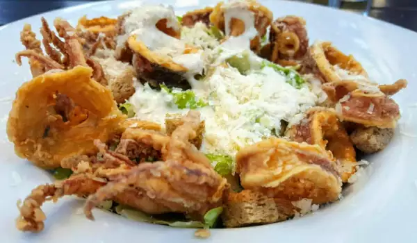 Salată caldă cu calamari crocanți
