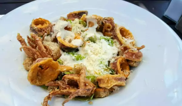 Salată caldă cu calamari crocanți